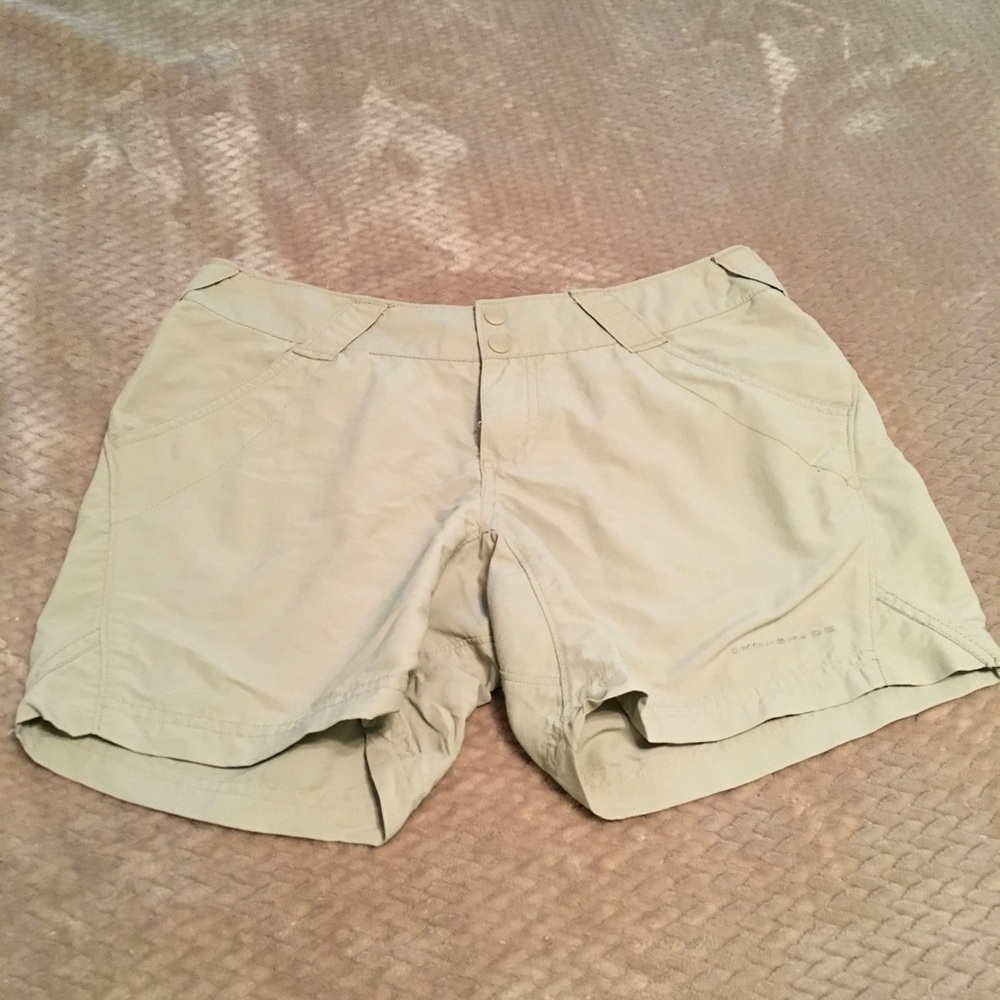 Columbia PFG khaki shorts women’s size small